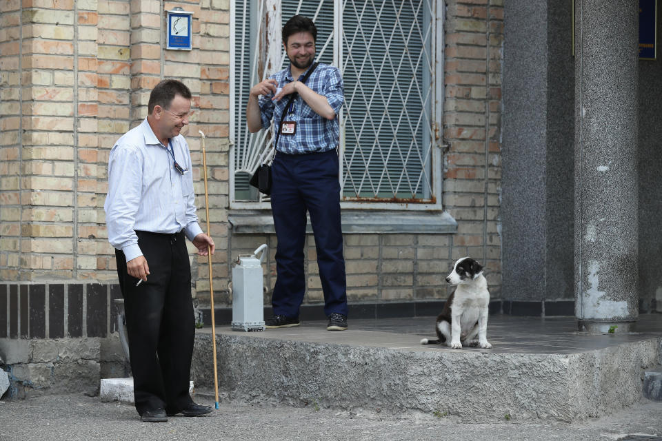 Workers with a stray dog&nbsp;at the Chernobyl nuclear power plant in&nbsp;August 2017. (Photo: Sean Gallup via Getty Images)