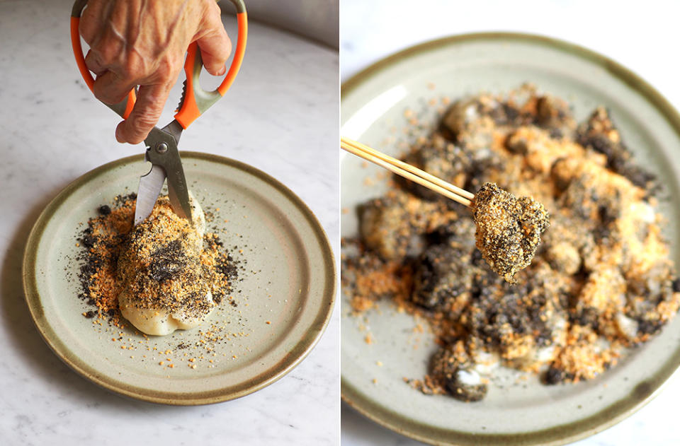 Cut the mochi into smaller pieces with a pair of scissors (left). Enjoy the mochi with the bamboo sticks that are given (right).