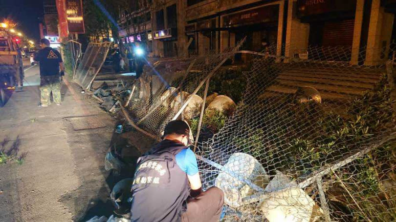 警方在鐵絲網中採證車禍撞擊的蛛絲馬跡，釐清肇事責任。（攝影／中國時報程炳璋）