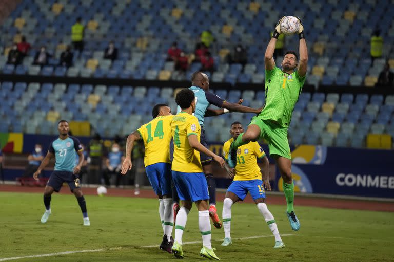 Alisson, el otro fuera de serie de Brasil, en las alturas (AP Foto/Ricardo Mazalan)