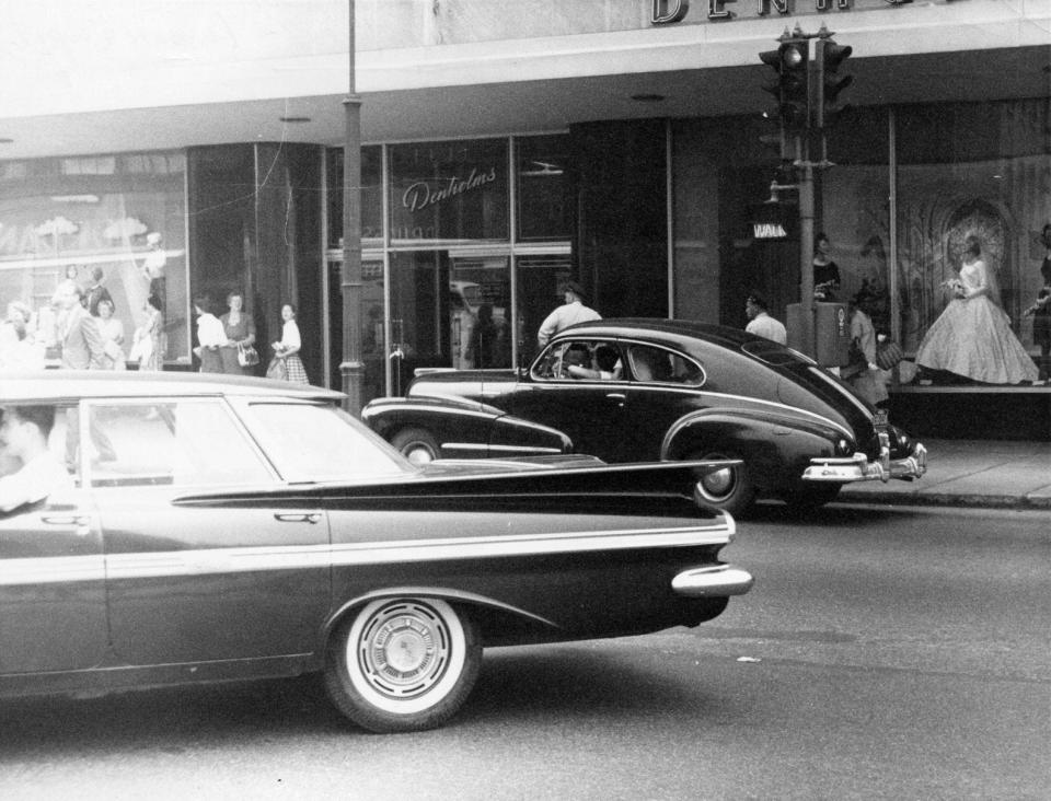 Outside Denholm & McKay, at Main and Franklin streets, in 1960.
