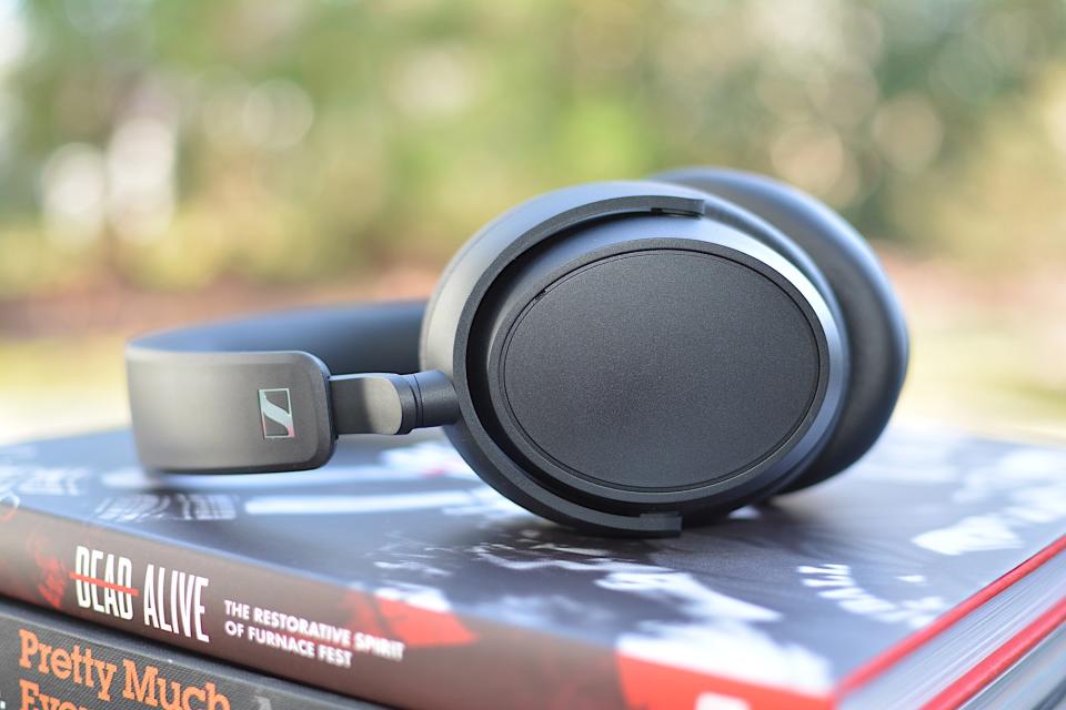 Sennheiser Accentum Plus-Kopfhörer von der Seite, flach auf zwei Bücher gelegt.