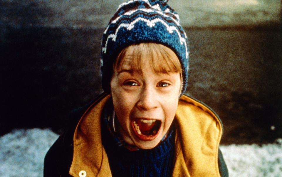 <p>Kaum ein Name steht für "gescheiterter Kinderstar" so wie der von Macaulay Culkin: Mit "Kevin - Allein zu Haus" (1990), "My Girl" (1991) und "Kevin - Allein in New York" (1992) avancierte Culkin zum Superstar - und war im Alter von 14 eigentlich schon wieder abgeschrieben ... (Bild: Twentieth Century Fox)</p> 