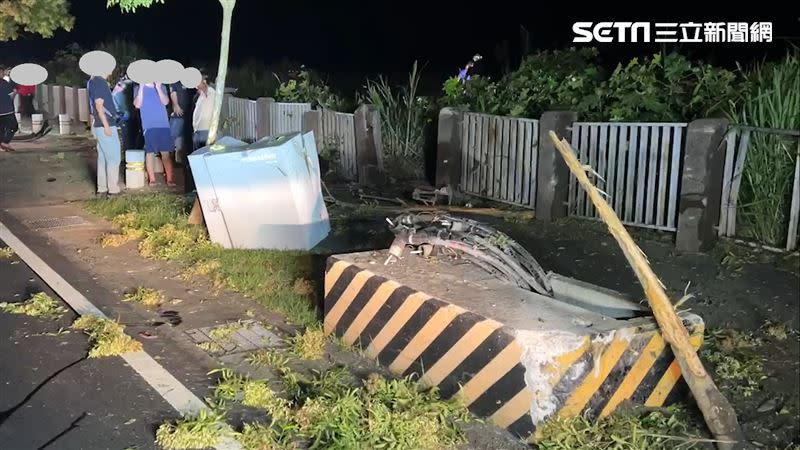 一輛休旅車疑失控自撞變電箱衝，隨後栽進排水溝內，車上兩人身亡。（圖／翻攝畫面）