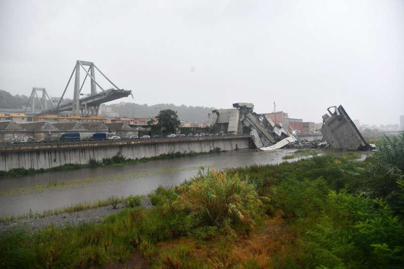 2018年8月14日，義大利北部熱那亞一處高架橋崩塌，恐有數十人死亡。（AP）