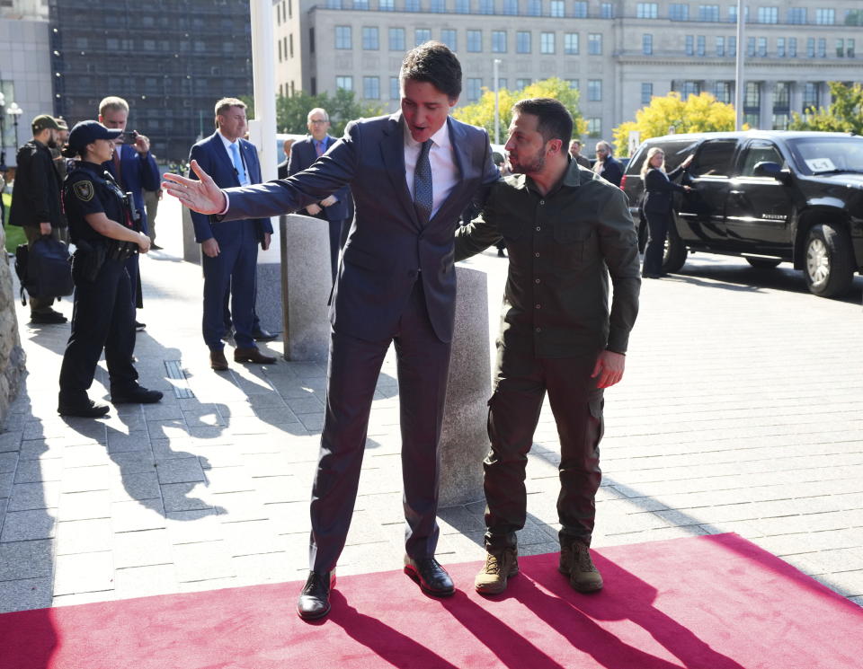 Prime Minister Justin Trudeau welcomes Ukrainian President Volodymyr Zelenskyy as he arrives on Parliament Hill in Ottawa on Friday, Sept. 22, 2023. (Sean Kilpatrick /The Canadian Press via AP)