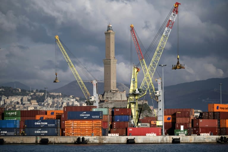 Una fotografía de grúas y contenedores en una terminal de mercancías del puerto de Génova tomada el 7 de febrero de 2024 en esa ciudad al norte de Italia (Marco Bertorello)