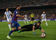 Soccer Football - Barcelona v Real Sociedad - Spanish La Liga Santander - Camp Nou stadium, Barcelona, Spain - 15/04/2017. Barcelona's Sergi Roberto and Real Sociedad's goalkeeper Geronimo Rulli in action. REUTERS/Albert Gea