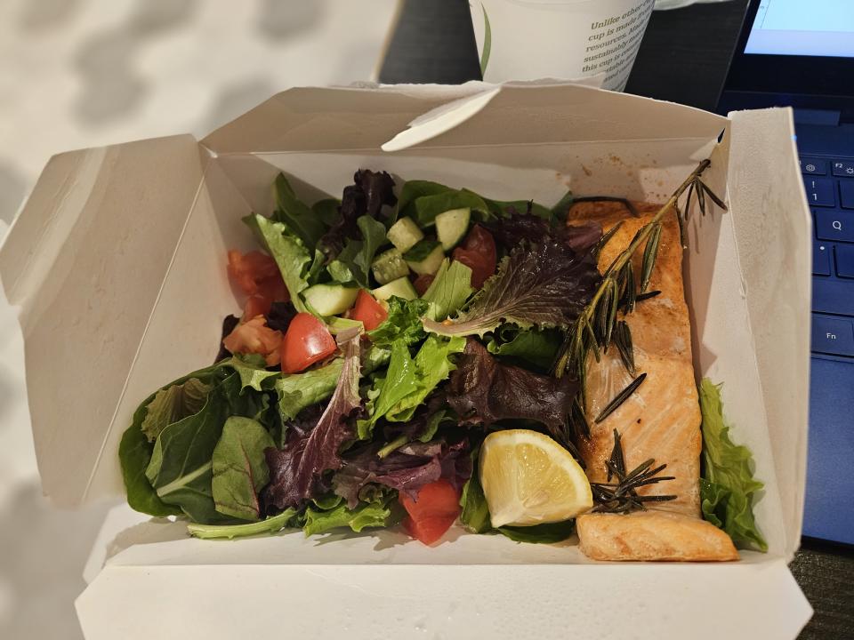 <p>Galaxy S23 Plus camera sample: A colorful salad and salmon in a paper box.</p>
