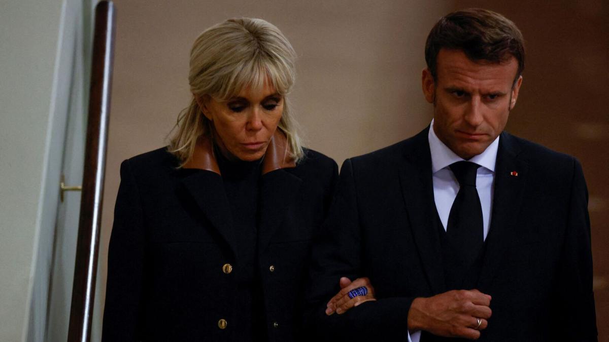 Brigitte Et Emmanuel Macron Très émus Et Pensifs Ils Sinclinent Face Au Cercueil Delizabeth Ii 