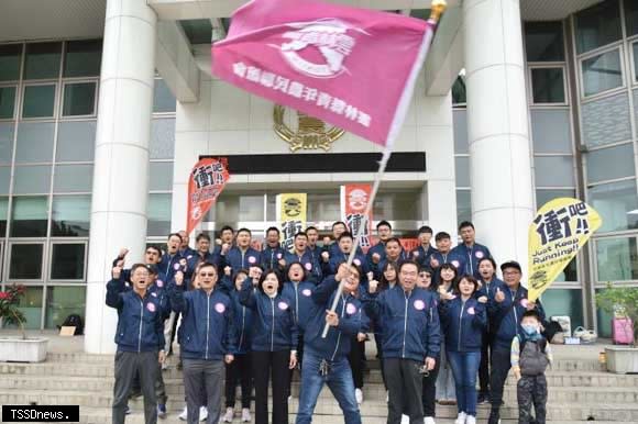 雲林青農組團挑戰全國青年農民運動會，蔡宗瑋會長接下會旗，領隊出擊。(縣府提供)