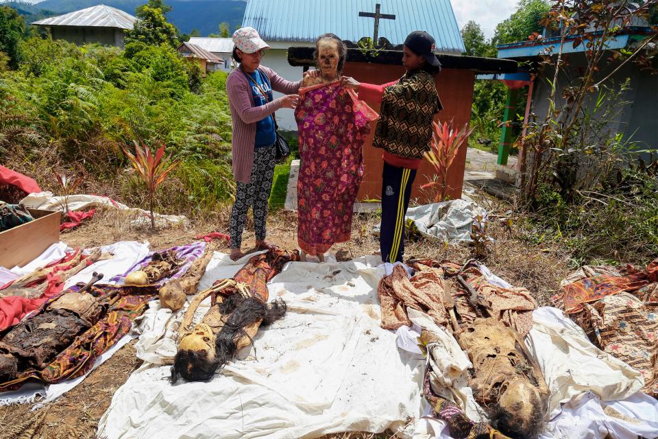 <p>Los torajanos, un grupo étnico formado por alrededor de un millón de personas que habita en la isla de Sulawesi, realizan un curioso festival que consiste en desenterrar a sus familiares fallecidos y vestirlos. Lo llaman Manene y lo celebran cada pocos años en el mes de julio o agosto. (Foto: Andri Saputra / AFP / Getty Images).</p> 