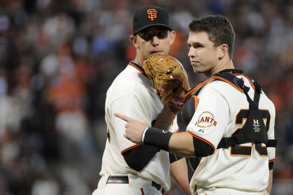 Buster Posey（圖右）自2010球季起掌握橘黑軍團本壘板之後的指揮大權。（Photo by Harry How/Getty Images）