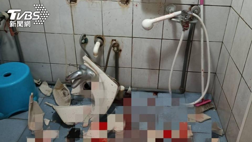 台南市新營區一處民宅昨（27）晚發生浴室洗臉盆爆裂意外。（圖／消防提供）