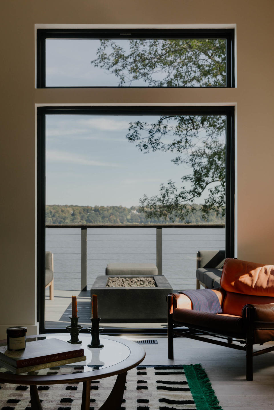 Low-profile furniture selections, like these Kontiki armchairs by Arne Norell, allow for unobstructed river views.