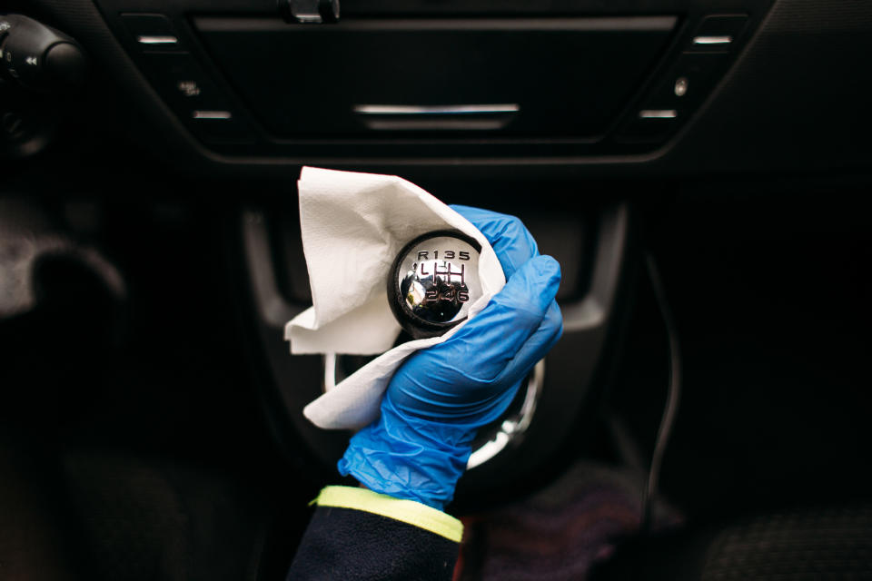 Nicht nur in Coronazeiten ist es sinnvoll, dein Auto regelmäßig zu putzen und zu desinfizieren. (Bild: Getty Images)
