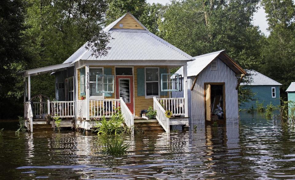 Más de 12.000 personas han sido trasladadas ya a refugios debido a la inundación de sus viviendas. Foto: AP/ Texto EFE