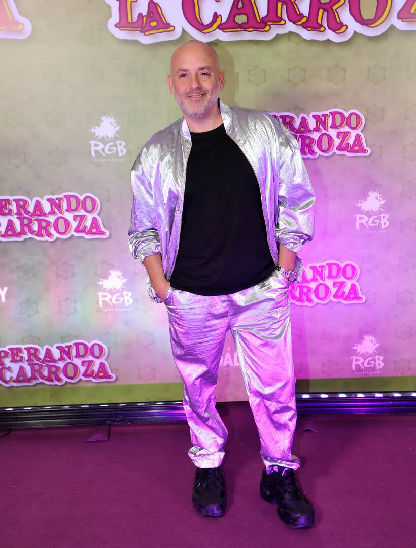 José María Muscari, director de Sex, viví tu experiencia, eligió para la noche del martes convertirse en espectador y pasar un buen rato en el Teatro Broadway; su look tampoco pasó inadvertido