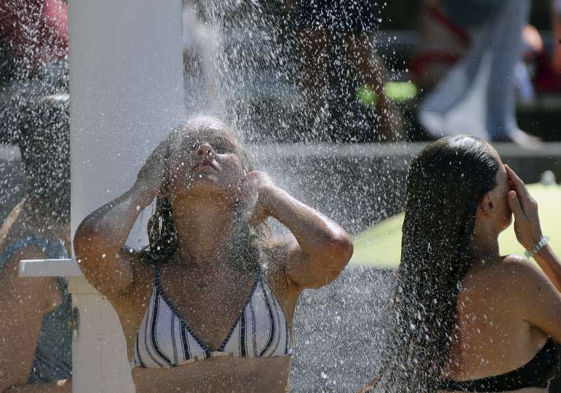 2018年夏天，熱浪侵襲歐洲，法國民眾泡水降溫（AP）