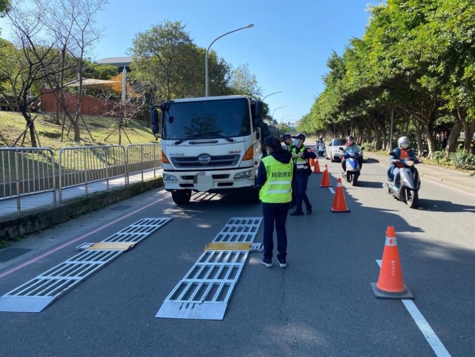 《圖說》中和警分局今年迄今，已取締大型車違規共計940件，依道路交通管理處罰條例最高罰鍰金額計算，總計裁處金額新臺幣90萬元。〈中和警分局提供〉