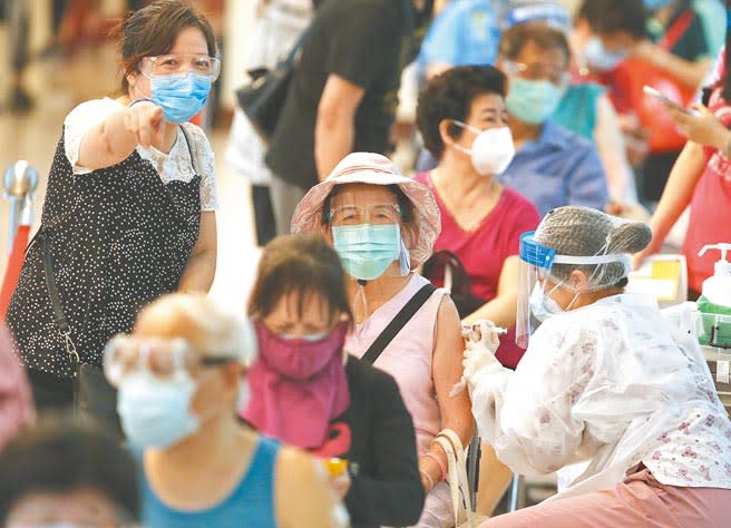 美國捐贈台灣的250萬劑莫德納疫苗陸續配發至各縣市，3日位於新北市三重小巨蛋疫苗接種站的醫護人員為民眾施打疫苗，一位家屬在長輩施打時提醒她有媒體在拍攝。（粘耿豪攝）