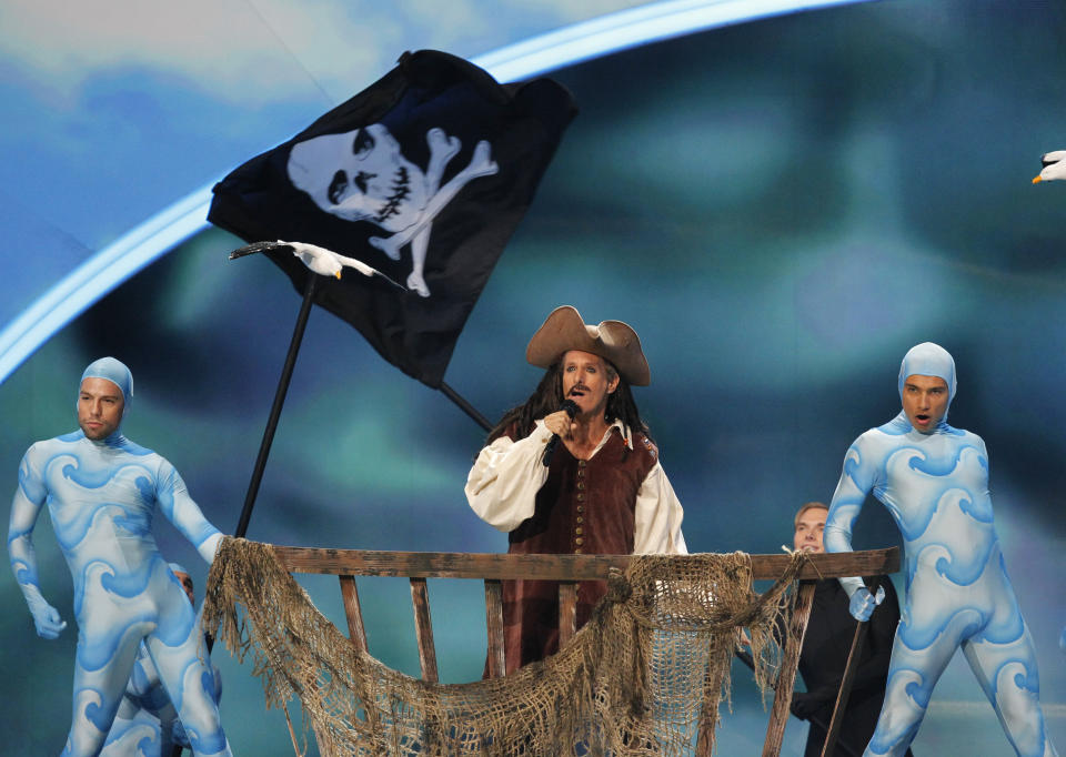 Michael Bolton performs with the Lonely Island at the 2011 Emmy Awards. (Photo: Reuters /Mario Anzuoni)