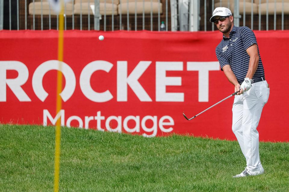 Andrew Landry lanza la pelota hacia el green 14 durante la tercera ronda del Rocket Mortgage Classic en Detroit Golf Club en Detroit el sábado 1 de julio de 2023.