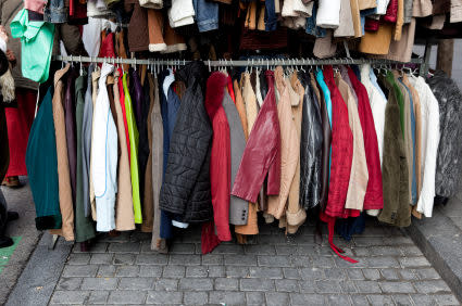 Dale a la ropa (y al mundo) una segunda oportunidad - iStockphoto