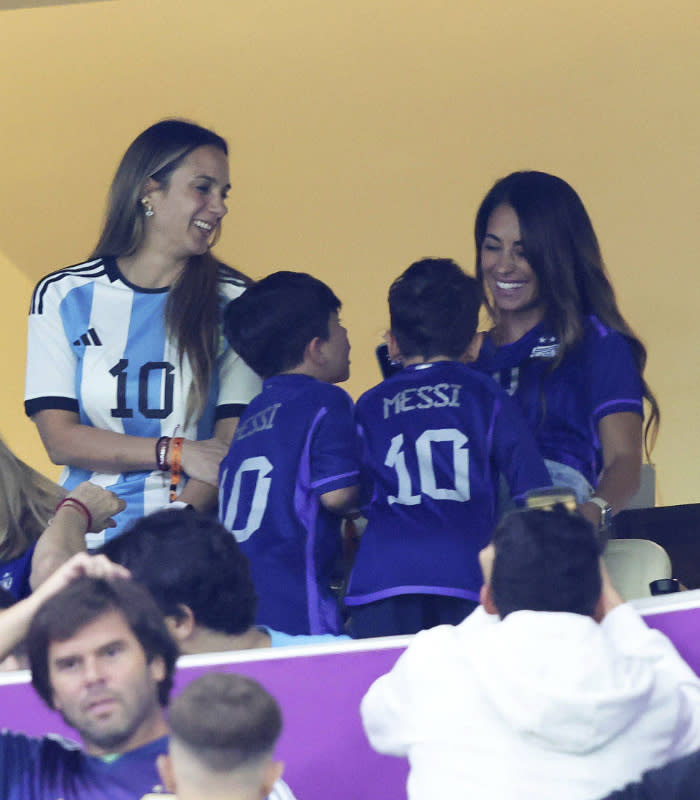 Antonela Roccuzzo junto a sus hijos Thiago, Mateo y Ciro en Qatar