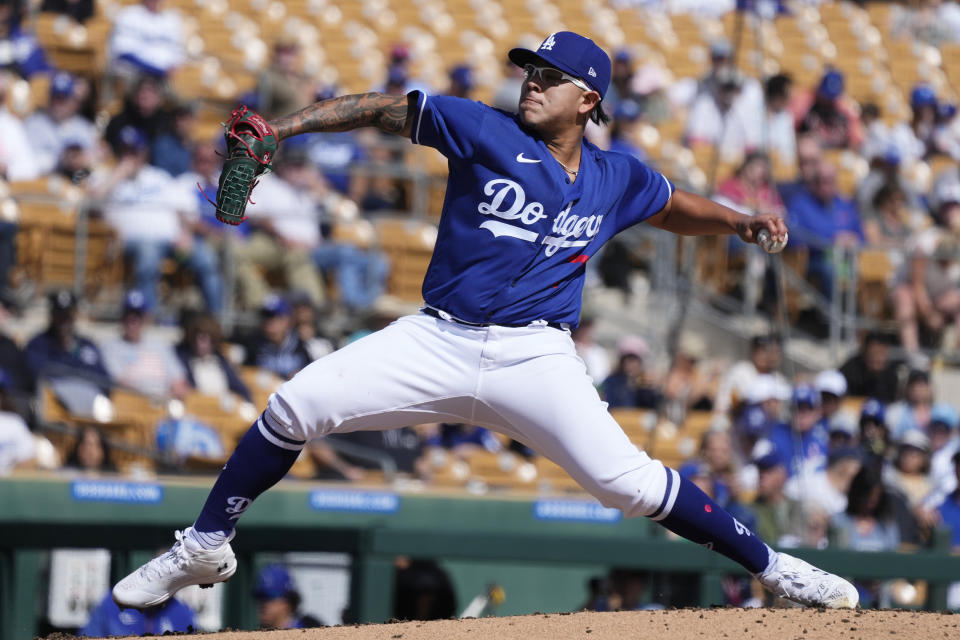 El mexicano Julio Urías lanza por los Dodgers de Los Ángeles durante un juego de pretemporada ante los Rojos de Cincinnati, el martes 28 de febrero de 2023. (AP Foto/Ross D. Franklin)