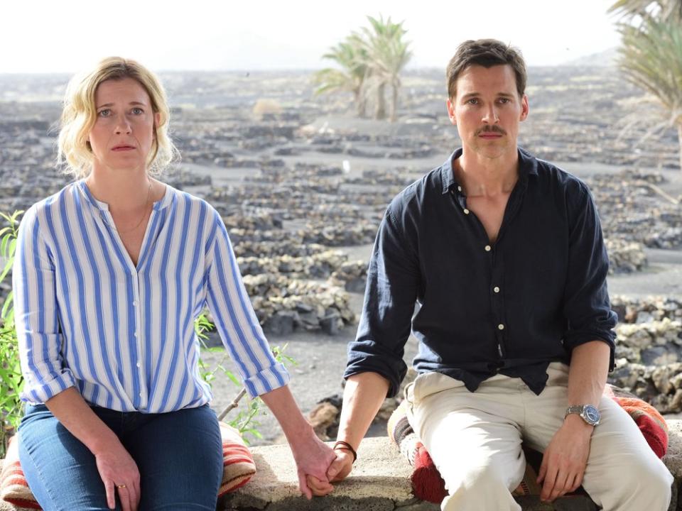 Caroline Peters und Florian David Fitz vor der Vulkanlandschaft Lanzarotes. (Bild: Constantin Film Verleih / Jürgen Olczyk)