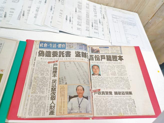 檢警破獲胡嫌等3人，「假債權、真奪產」犯罪型態，金額達25億6000萬元；警發現胡嫌平日剪報，研究各種詐騙手法，且被害人大多為住帝寶的富商。（張妍溱攝）