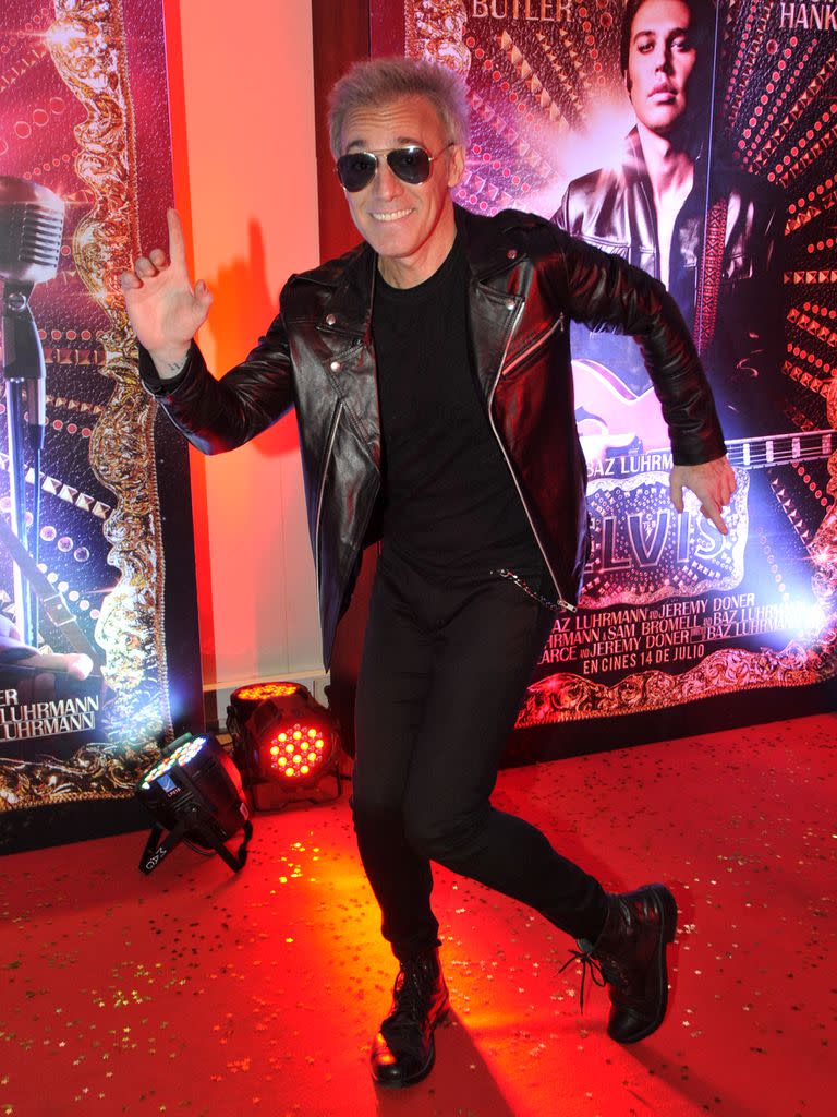Cae Rodrigo fue uno de los famosos que más se divirtió posando para la foto al estilo Presley