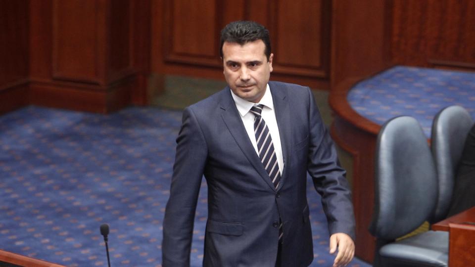 Der mazedonische Regierungschef Zoran Zaev hat mit dem Parlamentsbeschluss die schnelle Aufnahme seines Landes in die Nato ermöglicht und auch den Weg in die EU geöffnet. Foto: Boris Grdanoski/AP