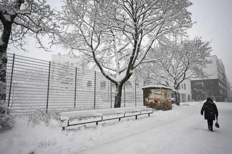 Un piéton marche dans une rue enneigée de Vantaa, en Finlande, le 23 avril 2024 (Emmi Korhonen)