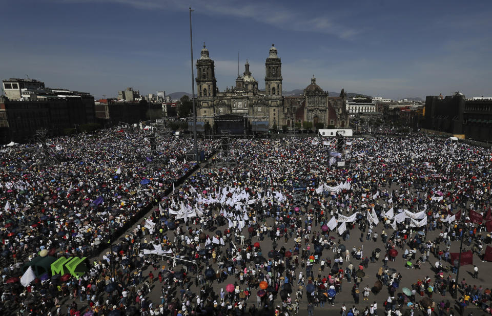 Simpatizantes del presidente Andrés Manuel López Obrador llenan la plaza del Zócalo, en la Ciudad de México, con motivo del primer año de gobierno del mandatario, el domingo 1 de diciembre de 2019. (AP Foto/Marco Ugarte)