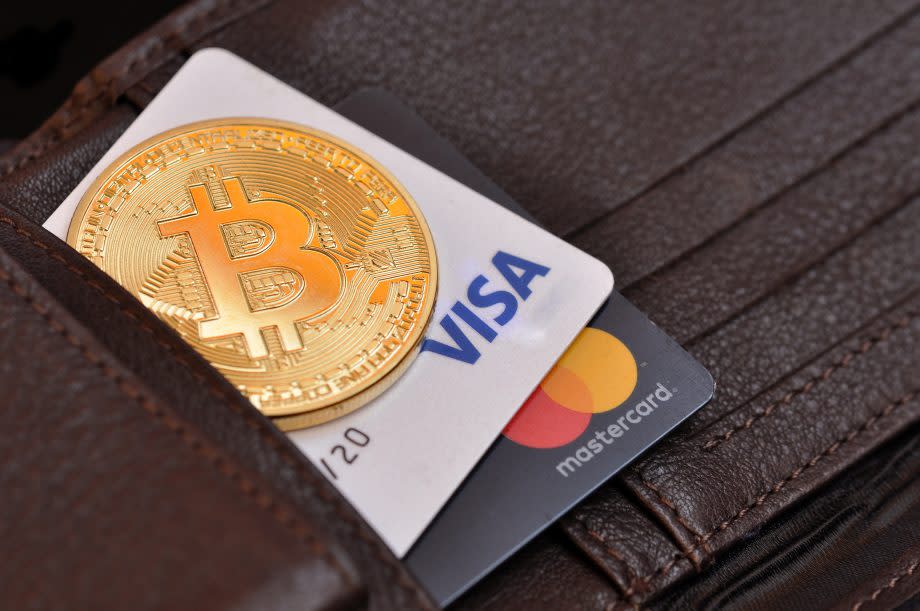 geldbörse-mit-visa-karte-und-bitcoin-münze