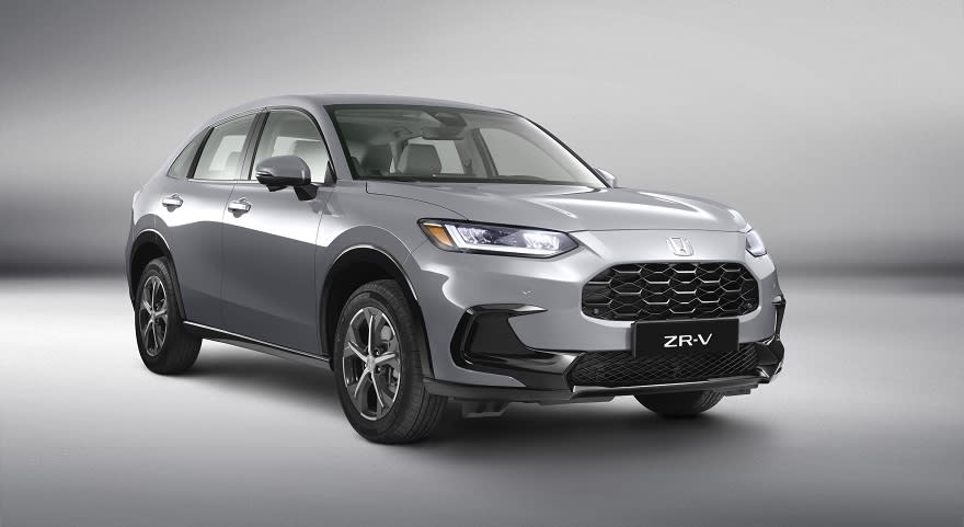 Con un diseño más aerodinámico, el SUV es más grande que el HR-V, pero más bajo.