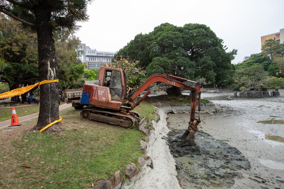 中興湖進行例行清淤，清除垃圾與部分淤泥。取自中興大學官網