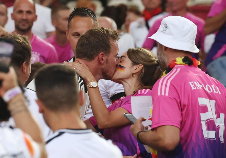 Nach dem Spiel eilte Bundestrainer Julian Nagelsmann zur Tribüne und küsste sein Freundin Lea. (Bild: 2024 Getty Images/Alexander Hassenstein)