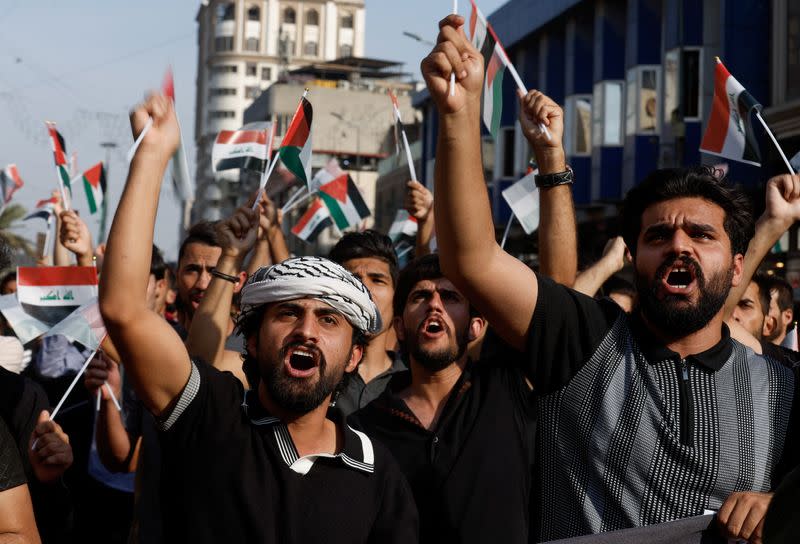 Varias personas se reúnen durante una protesta en solidaridad con los palestinos de Gaza, en medio del actual conflicto entre Israel y el grupo islamista palestino Hamás, en Bagdad
