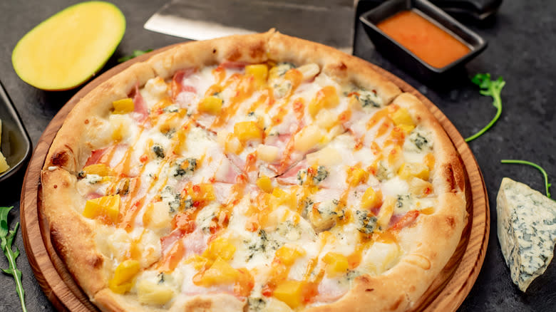 Pizza with mango sauce