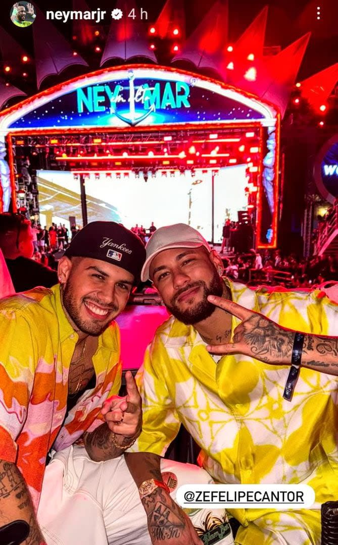 Neymar en uno de los eventos del crucero con el cantante Zefelipe Cantor: mejoró el humor pese a la lesión