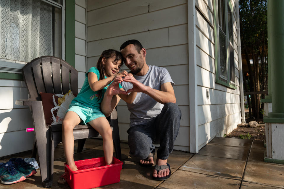 Muhammad and his elder daughter at the shelter in San Antonio. (Photo: Ilana Panich-Linsman for HuffPost)