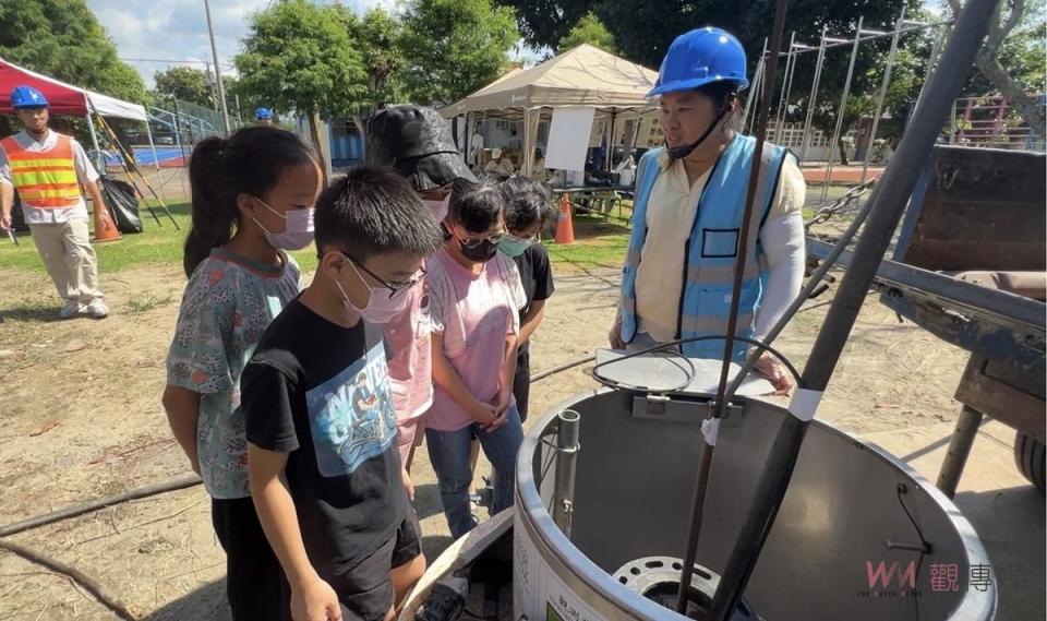 立委劉建國長期關注雲林地層下陷問題，他指出，地下水觀測井可以監測鄰近地下水井的抽水情況，並據此推測地層下陷情形。因此，劉建國特別關心雲林地下水觀測站的建設與維護。