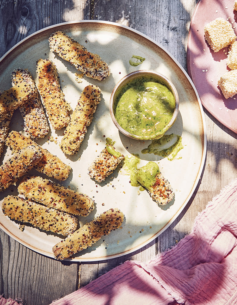 Bâtonnets de tofu fumé panés au quinoa trois couleurs et sauce verte