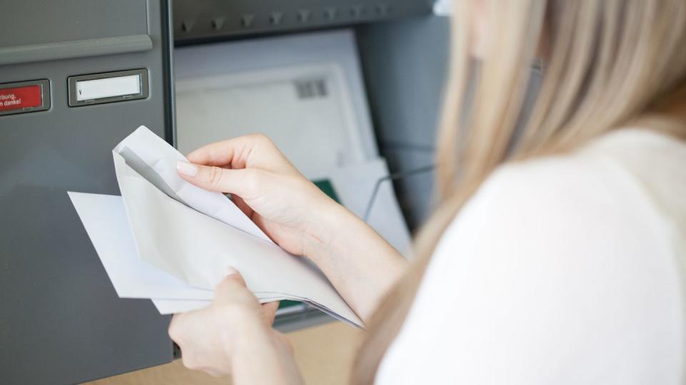 Manche Inkassounternehmen kündigen schriftlich einen Hausbesuch an. Doch Schuldner müssen dem nicht zustimmen.