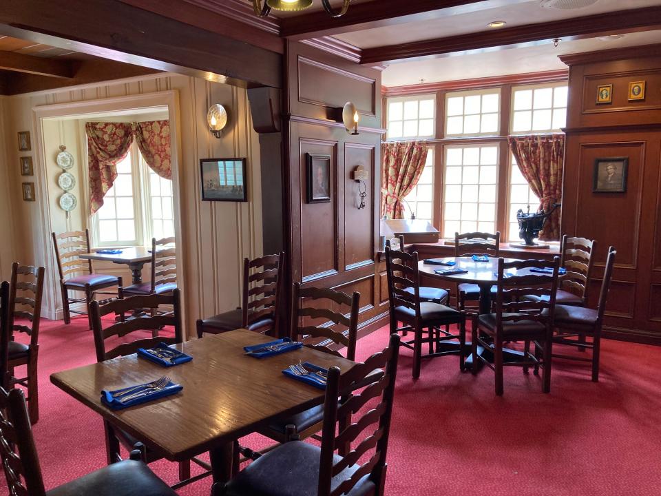 colonial themed dining room at liberty tree tavern in disney world