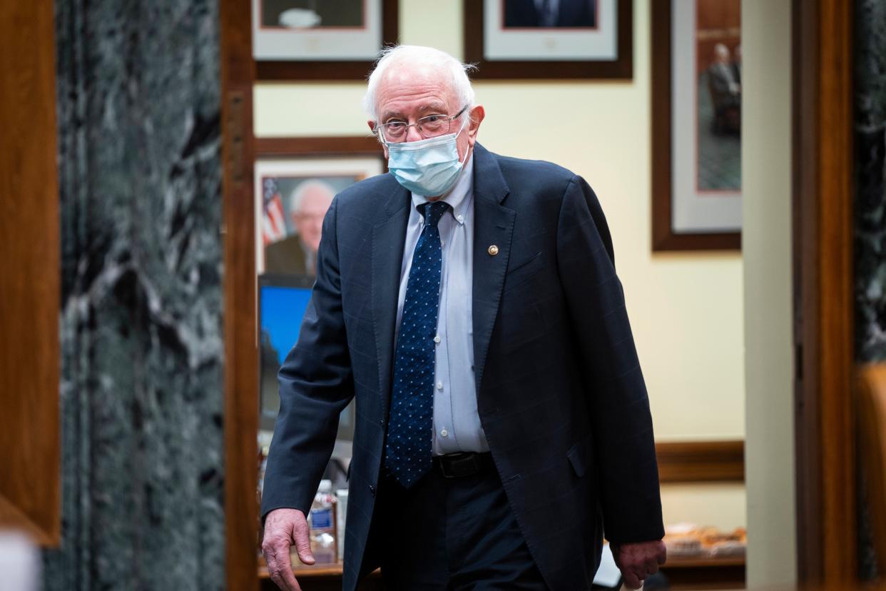 <p>Senador independiente de Vermont Bernie Sanders se prepara para asistir a la audiencia de confirmación de Shalanda Young (no en la foto), para ser la candidata a subdirectora de la Oficina de Administración y Presupuesto (OMB), en el edificio de oficinas del Senado Dirksen en Washington, DC , EE. UU., 2 de marzo de 2021. Young se ha convertido en el principal aspirante al puesto de director en la OMB, ya que la actual nominada Neera Tanden lucha por ser confirmada. </p> (EPA / JIM LO SCALZO / PISCINA)