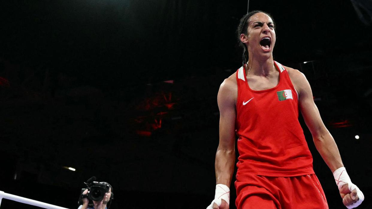 Imane Khelif festeja sobre el ring el triunfo de este martes.